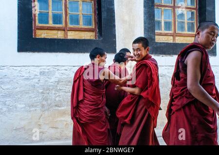 Mönche im Kloster Tashi Lhunpo in Shigatse Tibet China. Der Tashilhunpo Tempel war der traditionelle Sitz des Panchen Lama, der 1447 von dem ersten gegründet wurde Stockfoto