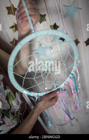 Dreamcatcher in rosa und abstraktem Bokeh Hintergrund Stockfoto