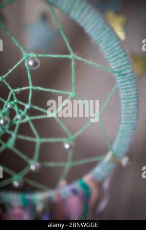 Dreamcatcher in rosa und abstraktem Bokeh Hintergrund Stockfoto