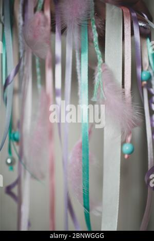 Dreamcatcher in rosa und abstraktem Bokeh Hintergrund Stockfoto