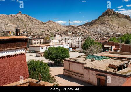 Gyantse Dorf oder Gyangze Stadt, Tibet, China. Blick auf Gyantse Dzong oder Gyantse Festung liegt im Nordosten von Gyantse auf 3900 Meter über Stockfoto