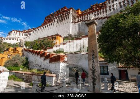 Potala Palast, ehemalige Dalai Lama Residenz in Lhasa in Tibet. Der Potala Palast ist eine Dzong Festung in der Stadt Lhasa, in Tibet. Es war der Winter Stockfoto