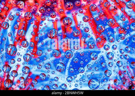 Bild eines Coronovirus durch Wassertropfen auf Glas Stockfoto