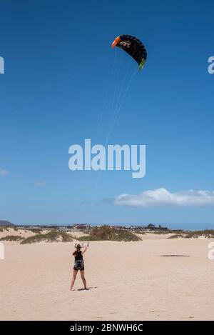 Drachenfliegen am Strand von Corralejo, Fuetrteventura, Kanarische Inseln Stockfoto