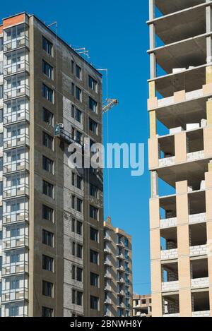Neu gebaute Häuser mit unfertigen Bauarbeiten. Bau und Entwicklung Stockfoto