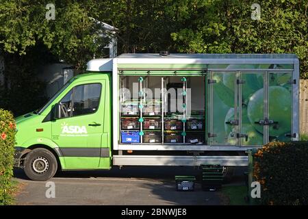 Ein Asda Lebensmittelzustellfahrer, der zu einem Haus liefert Stockfoto