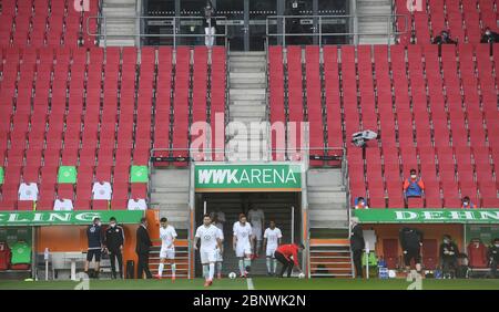 Augsburg, Deutschland. Mai 2020. Fußball: Bundesliga, FC Augsburg - VfL Wolfsburg, 26. Spieltag in der WWK-Arena in Augsburg. Wolfsburgs Spieler betreten das Spielfeld. WICHTIGER HINWEIS: Gemäß den Bestimmungen der DFL Deutsche Fußball Liga und des DFB Deutscher Fußball-Bund ist es untersagt, im Stadion und/oder aus dem Spiel fotografierte Bilder in Form von Sequenzbildern und/oder videoähnlichen Fotoserien zu verwenden oder zu verwenden. Kredit: Tobias Hase/dpa - Pool/dpa/Alamy Live News Stockfoto