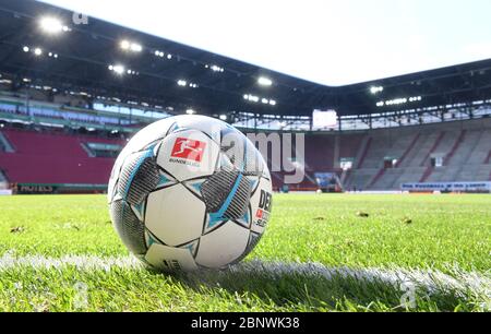 Augsburg, Deutschland. Mai 2020. Fußball: Bundesliga, FC Augsburg - VfL Wolfsburg, 26. Spieltag in der WWK-Arena in Augsburg. Ein Spiel ist auf dem Rasen. WICHTIGER HINWEIS: Gemäß den Bestimmungen der DFL Deutsche Fußball Liga und des DFB Deutscher Fußball-Bund ist es untersagt, im Stadion und/oder aus dem Spiel aufgenommene Fotos in Form von Sequenzbildern und/oder videoähnlichen Fotoserien zu verwenden oder verwendet zu haben. Kredit: Tobias Hase/dpa - Pool/dpa/Alamy Live News Stockfoto