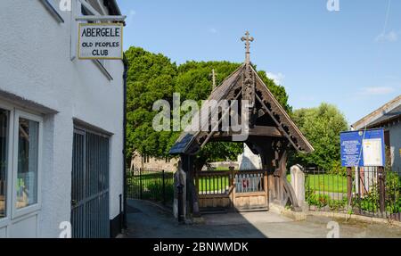 Abergele, UK: 19. Aug 2019: Der Abergele Old Peoples Club befindet sich in der Church Street, zusammen mit dem Eingang zur St. Michael's Church. Stockfoto