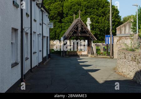 Abergele, UK: 19. Aug 2019: Der Abergele Old Peoples Club befindet sich in der Church Street, zusammen mit dem Eingang zur St. Michael's Church. Stockfoto