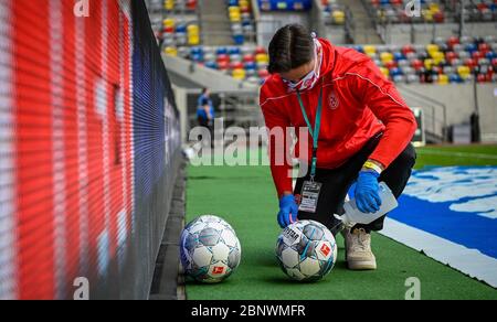 Fußbälle werden während des Bundesligaspieles zwischen Düsseldorf und Paderborn in der Merkur Spiel-Arena, Düsseldorf, desinfiziert. Stockfoto