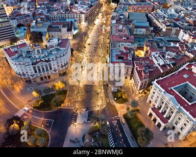 Barcelona Marine Command Gebäude und die Ramblas Luftaufnahme Barcelona Katalonien Spanien. La Rambla ist eine Straße im Zentrum von Barcelona. Ein Baum gesäumter Pede Stockfoto