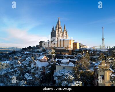 Collserola Berg Tibidabo Vergnügungspark und athe Expiatory Tempel des Heiligen Herzens erial Ansicht Barcelona Katalonien Spanien Stockfoto