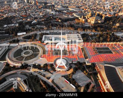 Luftaufnahme Olympischer Ring oder Anella Olímpica und Palau Sant Jordi Estadi Olímpic und Montjuïc Kommunikationsturm. Olympische Spiele 1992 Barcelona Catalo Stockfoto