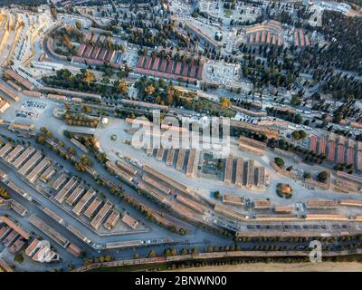 Luftaufnahme der Gräber auf dem Montjuic Friedhof Barcelona Katalonien Spanien. Der Cementiri de Montjuïc, der Friedhof auf dem Hügel von Barcelona, ist ein sehr Stockfoto