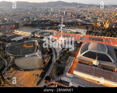 Luftaufnahme Olympischer Ring oder Anella Olímpica und Palau Sant Jordi Estadi Olímpic und Montjuïc Kommunikationsturm. Olympische Spiele 1992 Barcelona Catalo Stockfoto