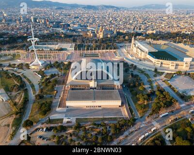 Luftaufnahme Olympischer Ring oder Anella Olímpica und Palau Sant Jordi Estadi Olímpic und Montjuïc Kommunikationsturm. Olympische Spiele 1992 Barcelona Catalo Stockfoto