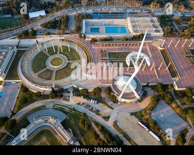 Luftaufnahme Olympischer Ring oder Anella Olímpica und Palau Sant Jordi Estadi Olímpic und Montjuïc Kommunikationsturm. Olympische Spiele 1992 Barcelona Catalo Stockfoto