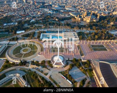 Luftaufnahme Olympischer Ring oder Anella Olímpica und Palau Sant Jordi Estadi Olímpic und Montjuïc Kommunikationsturm. Olympische Spiele 1992 Barcelona Catalo Stockfoto