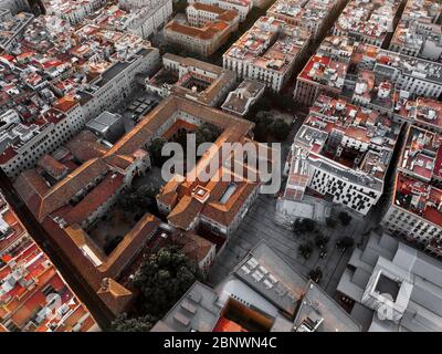 Luftaufnahme des Antiguo Hospital de la Santa Creu alten Saint Cross Hospital 15. Jahrhundert jetzt Bibliothek von Katalonien Stadt Barcelona Katalonien Spanien. Stockfoto