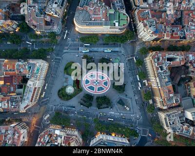 Luftaufnahme der Plaça de Catalunya oder des Katalonienplatzes ein Hauptplatz im Stadtzentrum von Barcelona, Katalonien Spanien. Plaça de Catalunya oder Plaza de Stockfoto