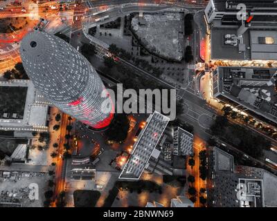 Nachtansicht des Wolkenkratzers Torre Agbar, entworfen vom französischen Architekten Jean Nouvel, Barcelona, Katalonien, Spanien. Das höchste Gebäude in der Stadt t Stockfoto