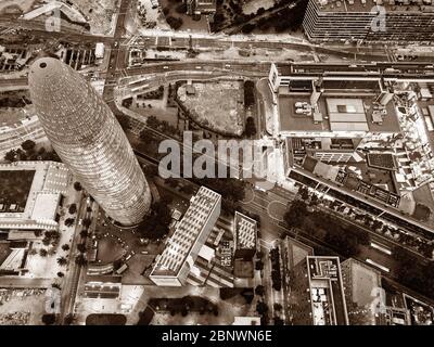 Nachtansicht des Wolkenkratzers Torre Agbar, entworfen vom französischen Architekten Jean Nouvel, Barcelona, Katalonien, Spanien. Das höchste Gebäude in der Stadt t Stockfoto