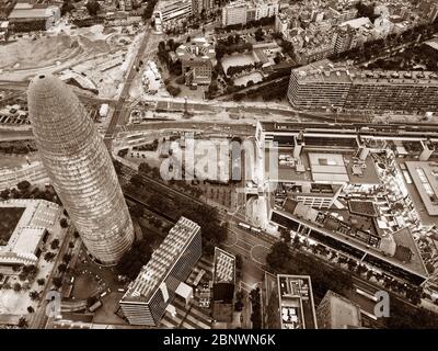 Nachtansicht des Wolkenkratzers Torre Agbar, entworfen vom französischen Architekten Jean Nouvel, Barcelona, Katalonien, Spanien. Das höchste Gebäude in der Stadt t Stockfoto