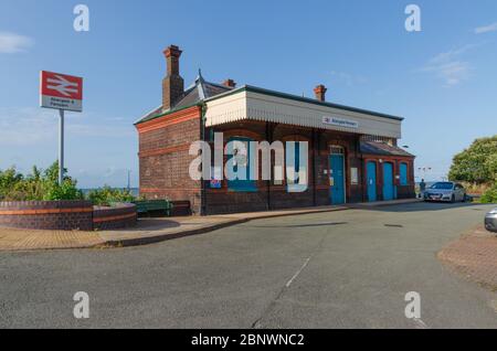 Pensarn, Abergele, UK: 19. Aug 2019: Der Bahnhof Abergele und Pensarn liegt auf der Hauptstrecke zwischen Chester und Holyhead. Stockfoto