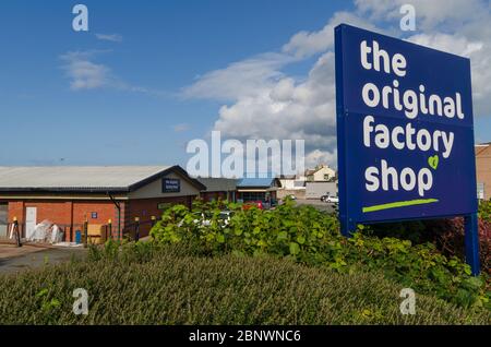 Pensarn, Abergele, UK: Aug 19, 2019: The Original Factory Shop haben ein Geschäft in einem Lagerhaus-Stil Gebäude in der nordwalischen Stadt Pensarn, in der Nähe Stockfoto