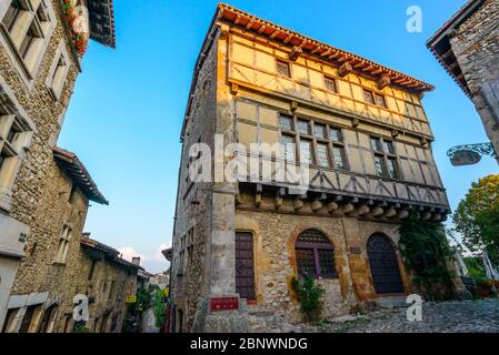 Pérouges, Frankreich: Fassade eines mittelalterlichen Fachwerkgebäudes aus dem 14. Jahrhundert an der Ecke Rue de la Halle au Four und Rue des Rondes. Stockfoto