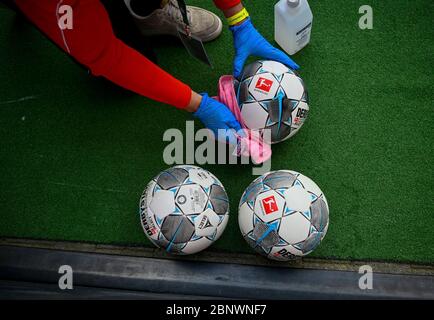 Fußbälle werden während des Bundesligaspieles zwischen Düsseldorf und Paderborn in der Merkur Spiel-Arena, Düsseldorf, desinfiziert. Stockfoto