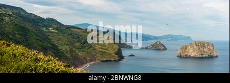 Blick auf die Küste, die Zugangsbrücke und die Insel Gaztelugatxe Stockfoto