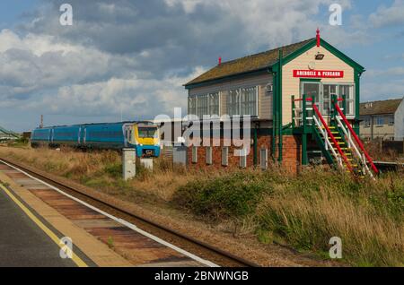 Pensarn, Abergele, UK: 19. Aug 2019: Der Bahnhof Abergele und Pensarn liegt auf der Hauptstrecke zwischen Chester und Holyhead. Stockfoto