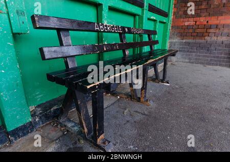 Pensarn, Abergele, UK: 19. Aug 2019: Der Bahnhof Abergele und Pensarn hat einen altmodischen Wartebereich im Freien. Stockfoto