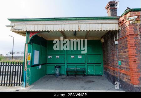 Pensarn, Abergele, UK: 19. Aug 2019: Der Bahnhof Abergele und Pensarn hat einen altmodischen Wartebereich im Freien. Stockfoto