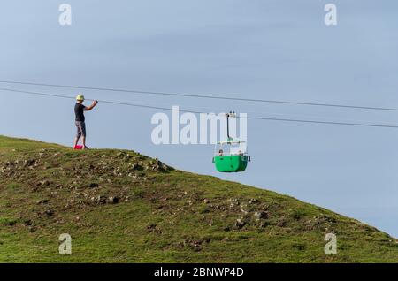 Llandudno, UK: 27. Aug 2019: Ein Fotograf steht auf der Great Orme, um ein Foto von den Seilbahnen zu machen. Stockfoto