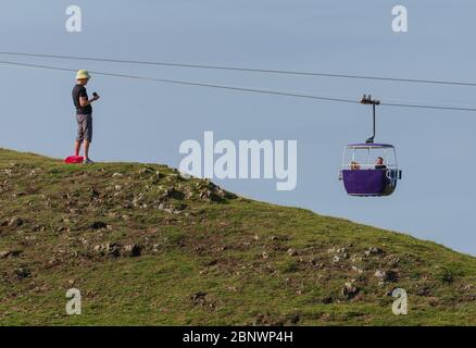 Llandudno, UK: 27. Aug 2019: Ein Fotograf steht auf der Great Orme, um ein Foto von den Seilbahnen zu machen. Stockfoto