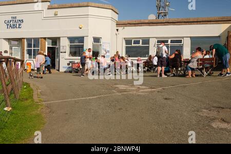 Llandudno, UK: Aug 27, 2019: Touristen genießen die Sonne im Captains Table Restaurant, das Teil des Great Orme Summit Complex ist Stockfoto