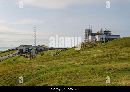 Llandudno, UK: 27. Aug 2019: Eine malerische Aussicht auf den Summit Complex auf der Spitze der Great Orme, mit Besuchern, die die Sonne genießen. Stockfoto