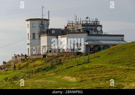 Llandudno, UK: 27. Aug 2019: Eine malerische Aussicht auf den Summit Complex auf der Spitze der Great Orme, mit Besuchern, die die Sonne genießen. Stockfoto