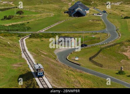 Llandudno, Großbritannien: 27. Aug 2019: Eine Straßenbahn mit Kabel fährt von der Halfway Station auf die große Orme. Stockfoto