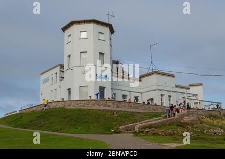 Llandudno, UK: 27. Aug 2019: Eine malerische Aussicht auf den Summit Complex auf der Spitze der Great Orme, mit Besuchern, die die Sonne genießen. Stockfoto