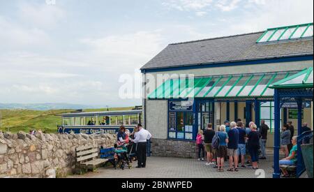 Llandudno, Großbritannien: 27. August 2019: Eine Schlange von Besuchern an der Bergbahnstation der Great Orme, die darauf warten, eine Fahrt mit dem viktorianischen Kabel zu Unternehmen Stockfoto