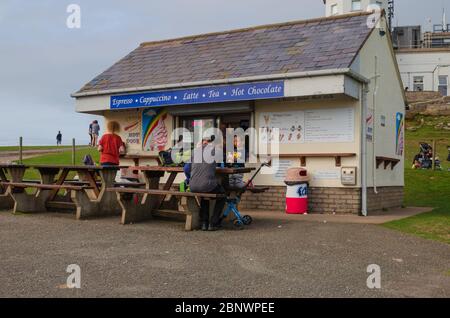 Llandudno, Großbritannien: 27. Aug 2019: Touristen genießen die Sonne an der Snackbar, die Teil des Great Orme Summit Complex ist. Stockfoto