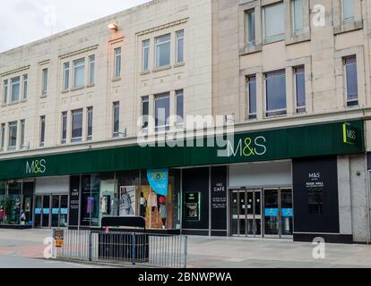 Llandudno, Großbritannien: 27. August 2019: Ein Geschäft im Stadtzentrum von Marks and Spencer in der Mostyn Street. Hier mit einem Schild, das mit einem Café und einer Essenshalle wirbt. Stockfoto