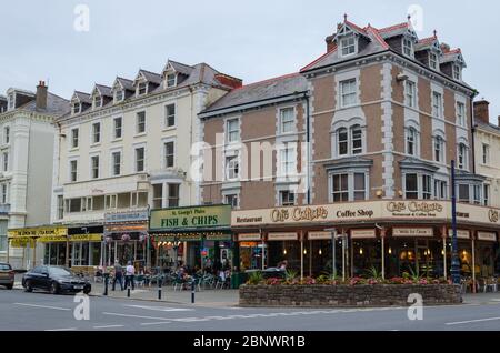 Llandudno, UK: Aug 27, 2019: Eine allgemeine Straßenszene von St. Geroge's Place, wo es mehrere Cafés und Restaurants gibt. Stockfoto