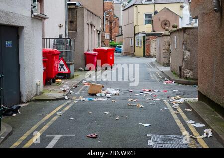 Llandudno, UK: 27. Aug 2019: Müll und Müll liegen in einer Seitenstraße im Badeort Llandudno. Stockfoto