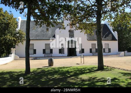 Hauptgebäude eines Weinguts, in Constantia, in der Nähe von Kapstadt, Südafrika, Afrika. Stockfoto