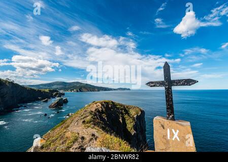 Eines der Kreuze auf dem Kreuzweg, das zur Gaztelugatxe Hermitage in Kap Matxitxako hinaufführt Stockfoto